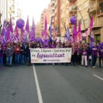Més de 2.000 persones, a la primera manifestació a Tarragona per reclamar la igualtat i el respecte a les dones