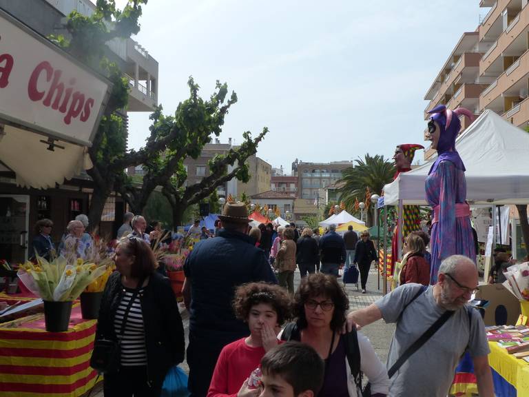 Al llarg del dia d’avui tant la plaça de Sant Jordi, al costat del mercat municipal, com la biblioteca centren els actes de la festivitat