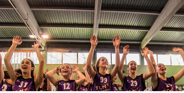 L'equip infantil femení A del TGN Bàsquet celebra el campionat al Torneig de Cambrils (Rafa Marrasé / TGN Bàsquet)