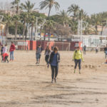 Més d’un centenar de persones voluntàries netegen la platja del Regueral de Cambrils