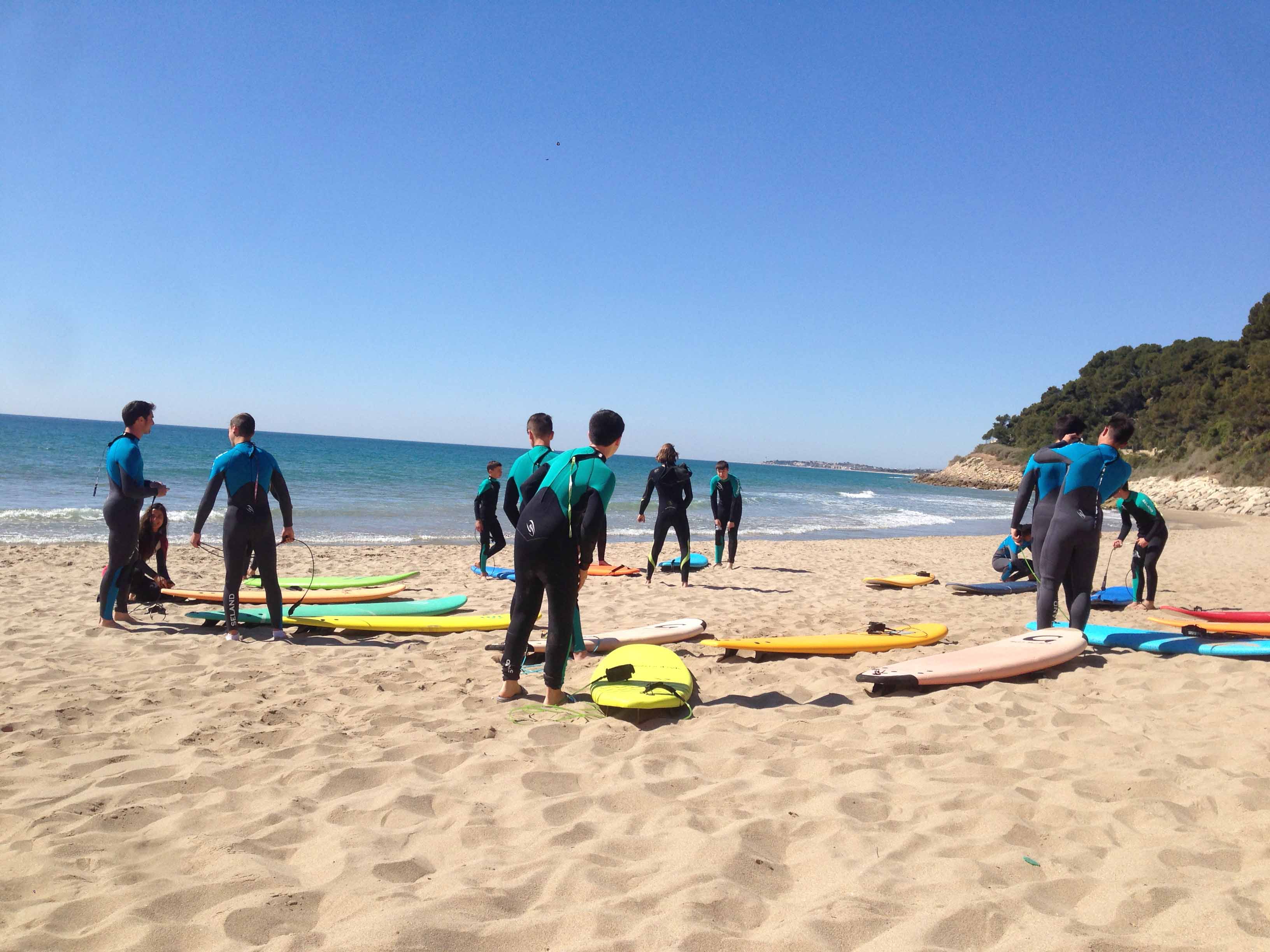 Imatge d'alumnes de l'Institut de Roda de Berà practicant surf
