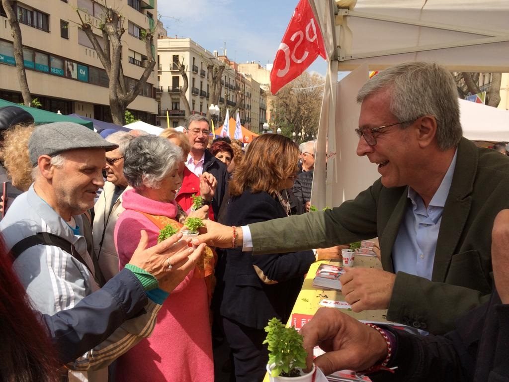 Imatge de l'alcalde a la diada de Sant Jordi