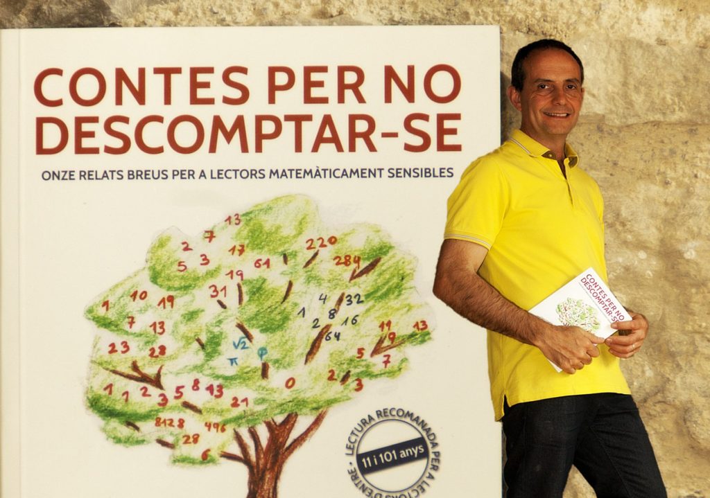 Urbano Lorenzo amb el llibre que va publicar l’any passat, dedicat també a les matemàtiques