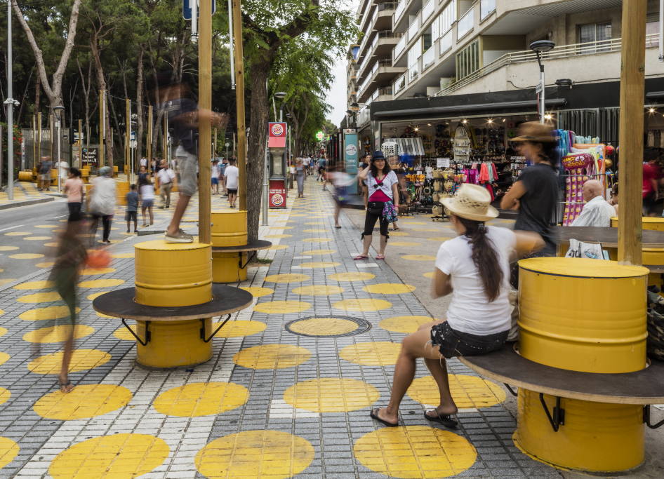 Imatge de l'avinguda Carles Buhigas de Salou després de la implementació de la prova pilot per reurbanitzar el carrer, en què ha intervingut l'ETSA. Foto: Adrià Goula