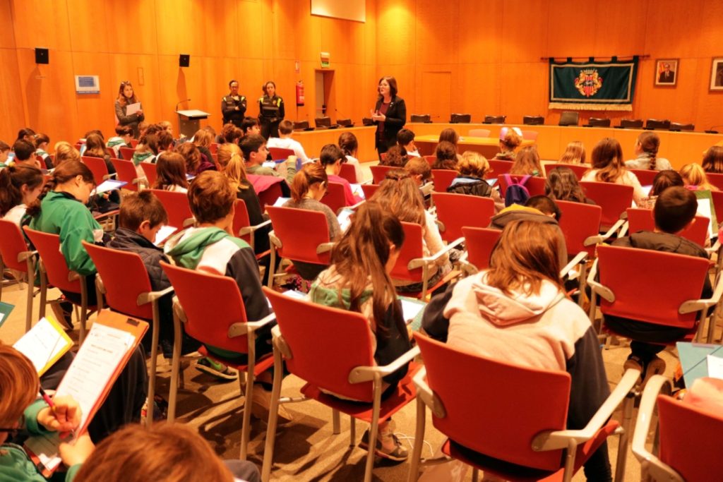 L'alcaldessa ha rebut als nens i nenes a la Sala de Plens i ha contestat les seves preguntes