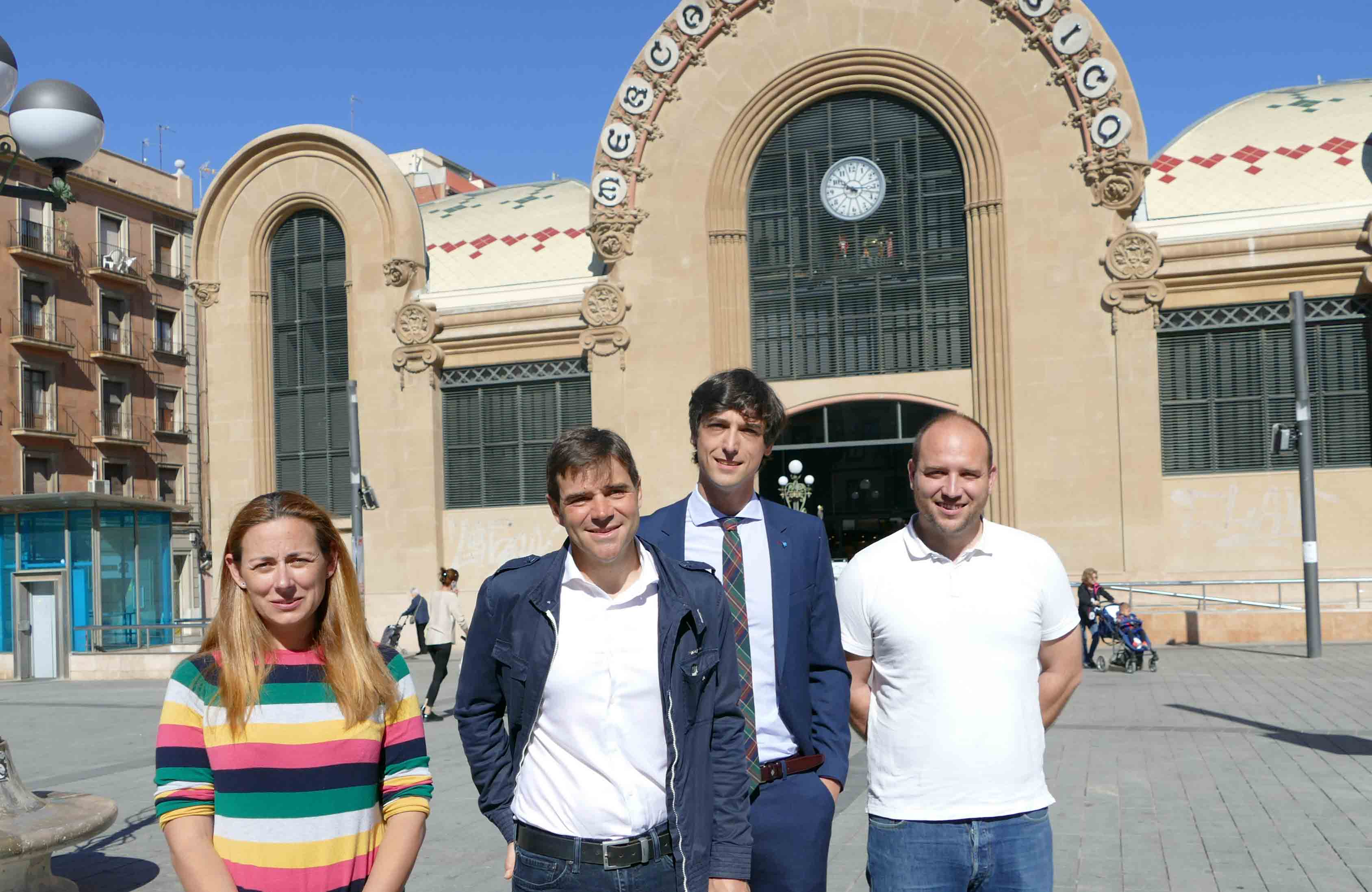 fotografia de l'alcaldable Dídac Nadal amb membres de la candidatura de Junts per Tarragona al centre de la ciutat