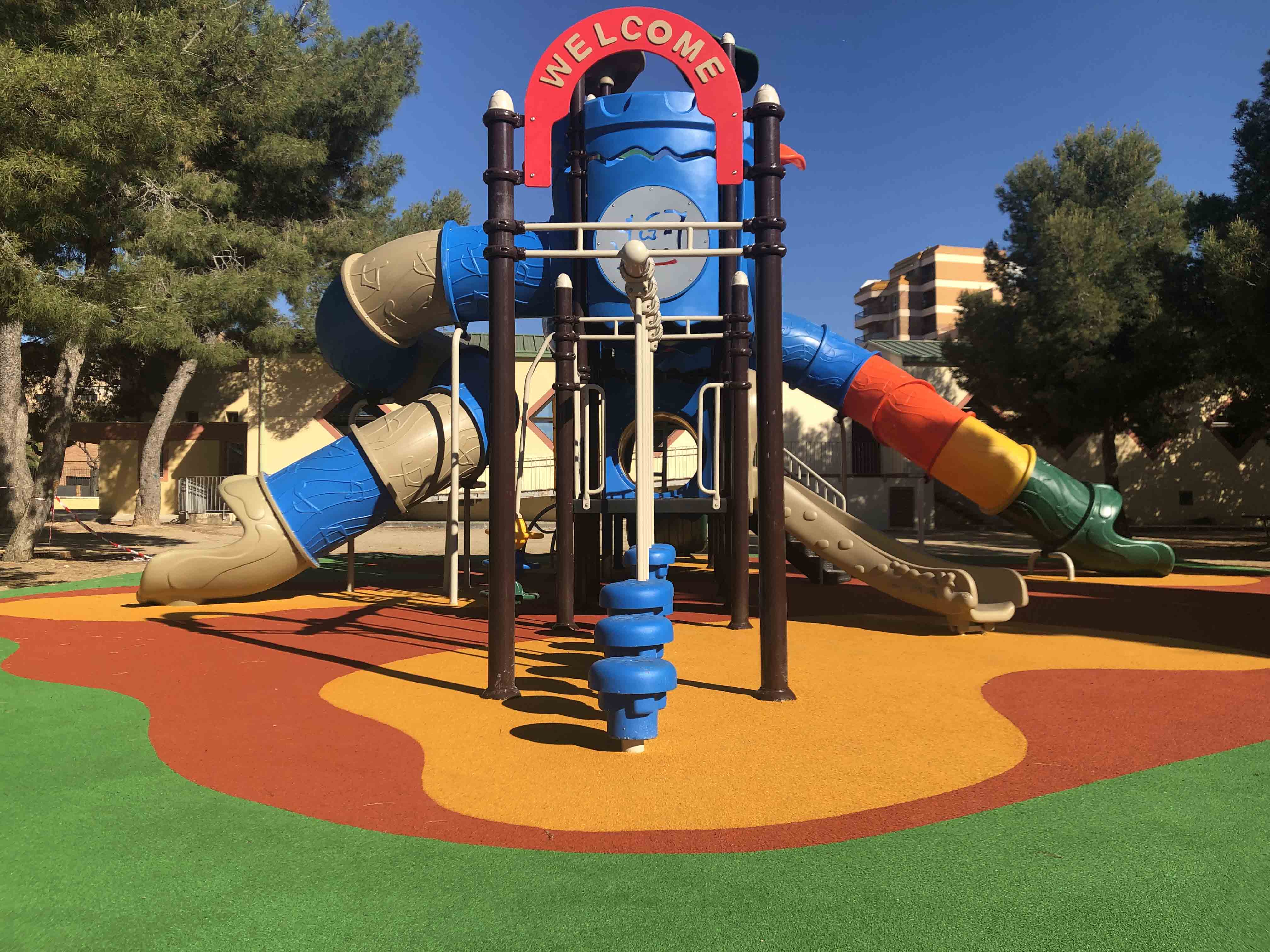 fotografia de la nova zona de Jocs infantils que s'ha instal·lat al Parc de les Escoles Velles de Constantí