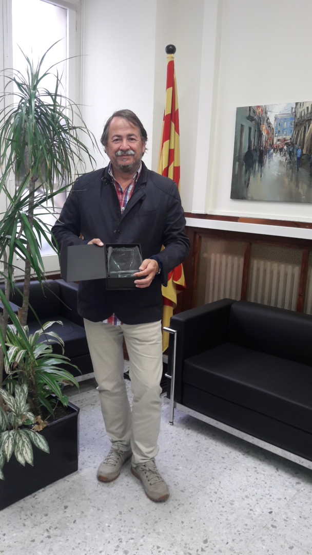 Fotografia del conseller de Serveis Centrals, Pau Pérez, amb el premi que ha rebut l’Ajuntament de Tarragona.