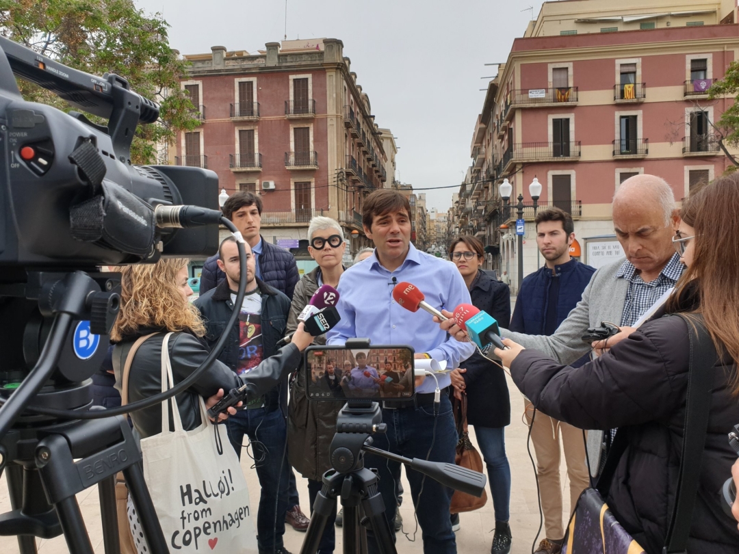 Fotografia de la roda de premsa i una de conjunta amb diverses persones de la candidatura de Junts per Tarragona