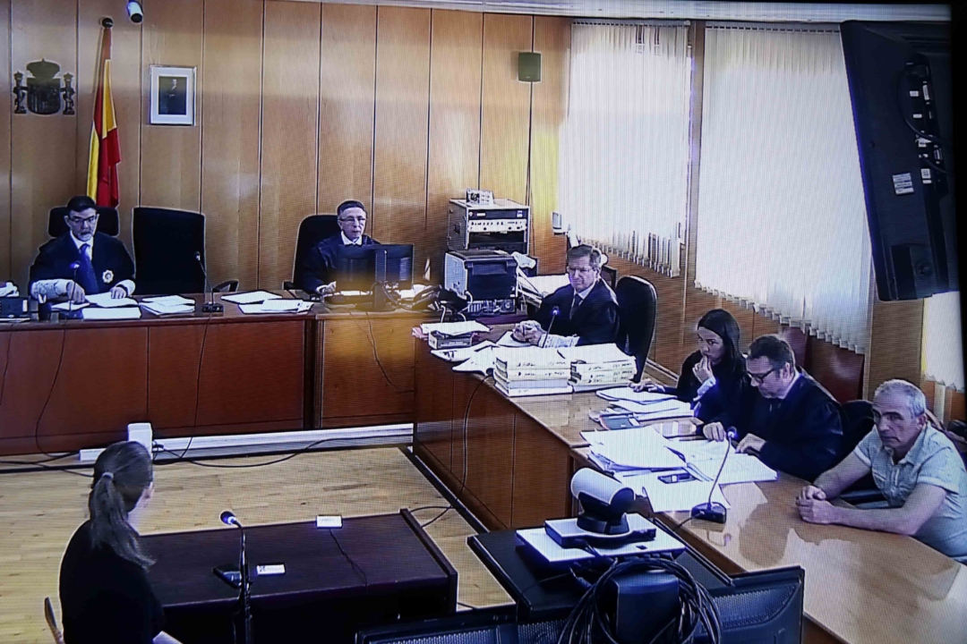 Captura de pantalla de la sala de vistes on es fa el judici contra l'acusat de matar dos homes a Bot, Oleg Makrusin, assegut a la part inferior dreta.