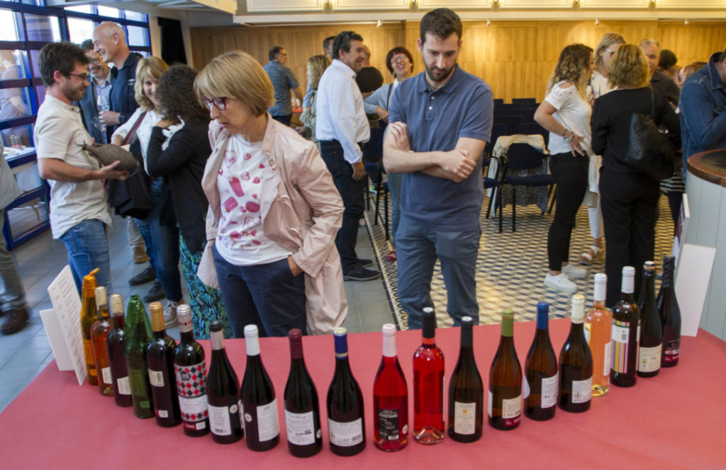 L’acte, avantsala de la Fira del Vi de la DO Tarragona,es va celebrar ahiral Teatret del Serrallo, reunint un centenar de persones que van podertastar els prop de 100de vins que es van presentar al concurs