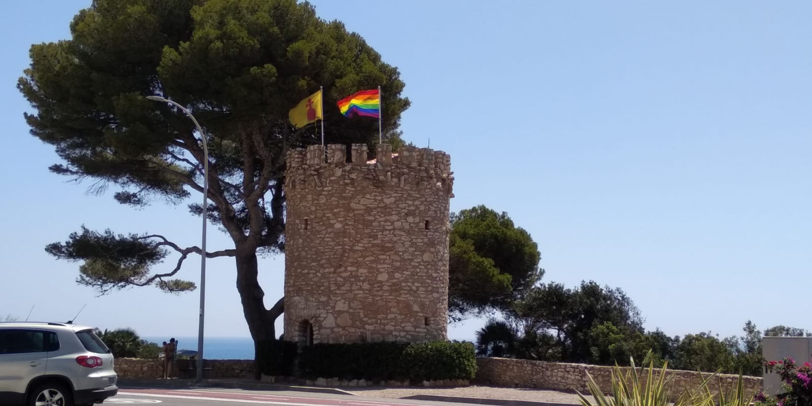 S’han col·locat 4 banderes de l’arc de Sant Martí en diversos punts del municipi per donar visibilitat als drets de les persones lesbianes, gais, bisexuals, transgènere i intersexuals, així com instar a la tolerància zero a la discriminació