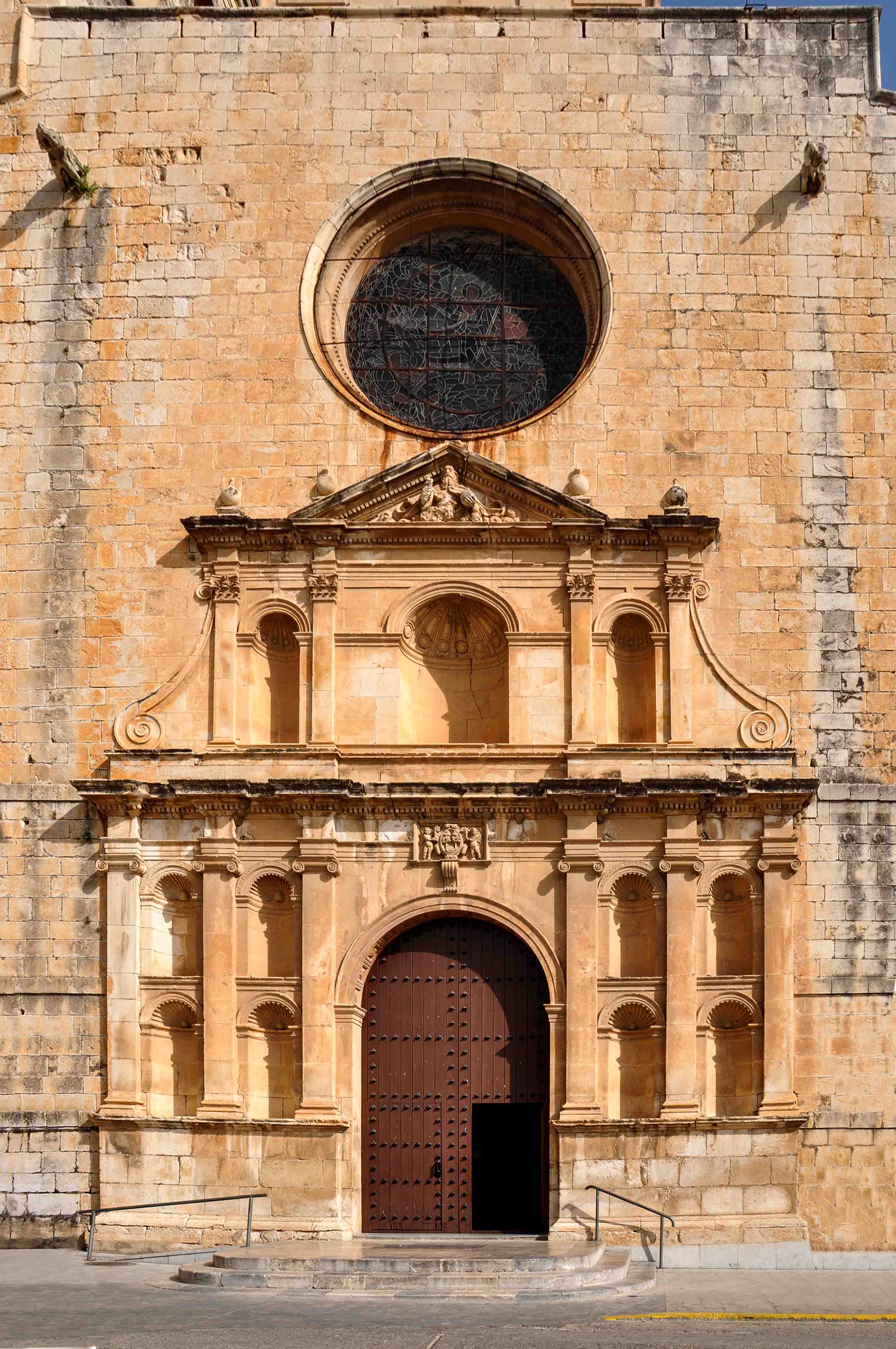 Imatge de la façana de l'Església de Riudoms