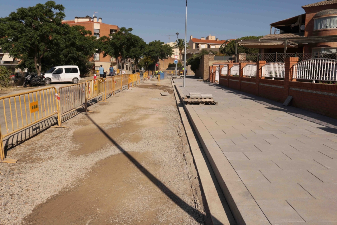 El projecte contempla la calçada, la vorera i la xarxa d'enllumenat i pluvials del tram comprès entre el c. Pere Moretó i l'av. Nova Augusta