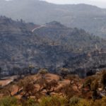 Els bombers passen «de la defensa a l’atac» per «matar» l’incendi de la Ribera d’Ebre «en les properes hores»