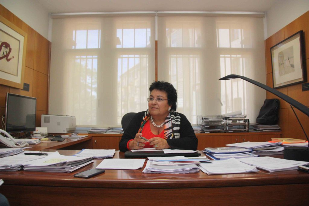 Foto de la rectora de la URV, María José Figueras, al seu despatx. 