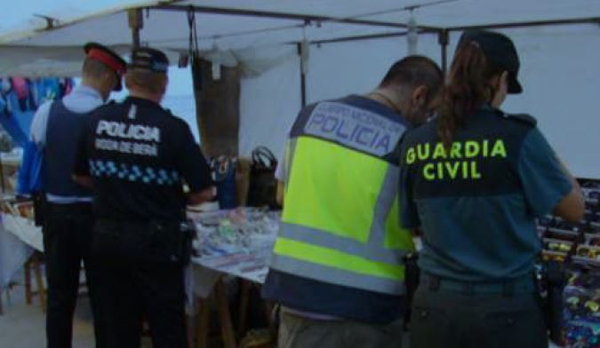En l'operatiu policial conjunt van participar els Mossos d'Esquadra, Policia Local, Guardia Civil, Cuerpo Nacional de Policia juntament amb inspecció de treball