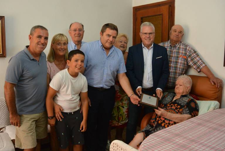 El alcalde, acompañado del concejal delegado de la Gent Gran, visitó a la salouense en su domicilio y le entregó una placa en presencia de su familia