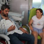 La UCI Neonatal de l’Hospital Joan XXIII incorpora noves cadires i reposapeus per al mètode cangur
