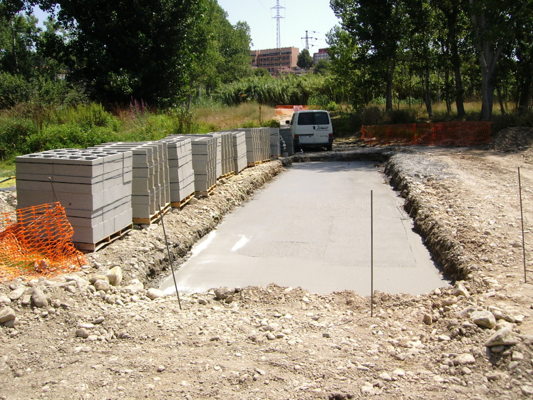 Foto de l'inici de la construcció d'una passera sobre el riu Francolí al seu pas pel terme municipal de Constantí