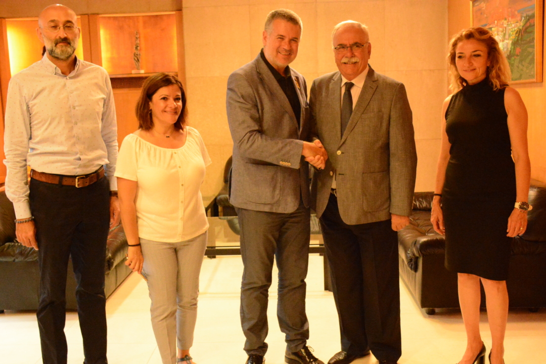 Foto de l'alcalde amb els visitants de la delegació turca