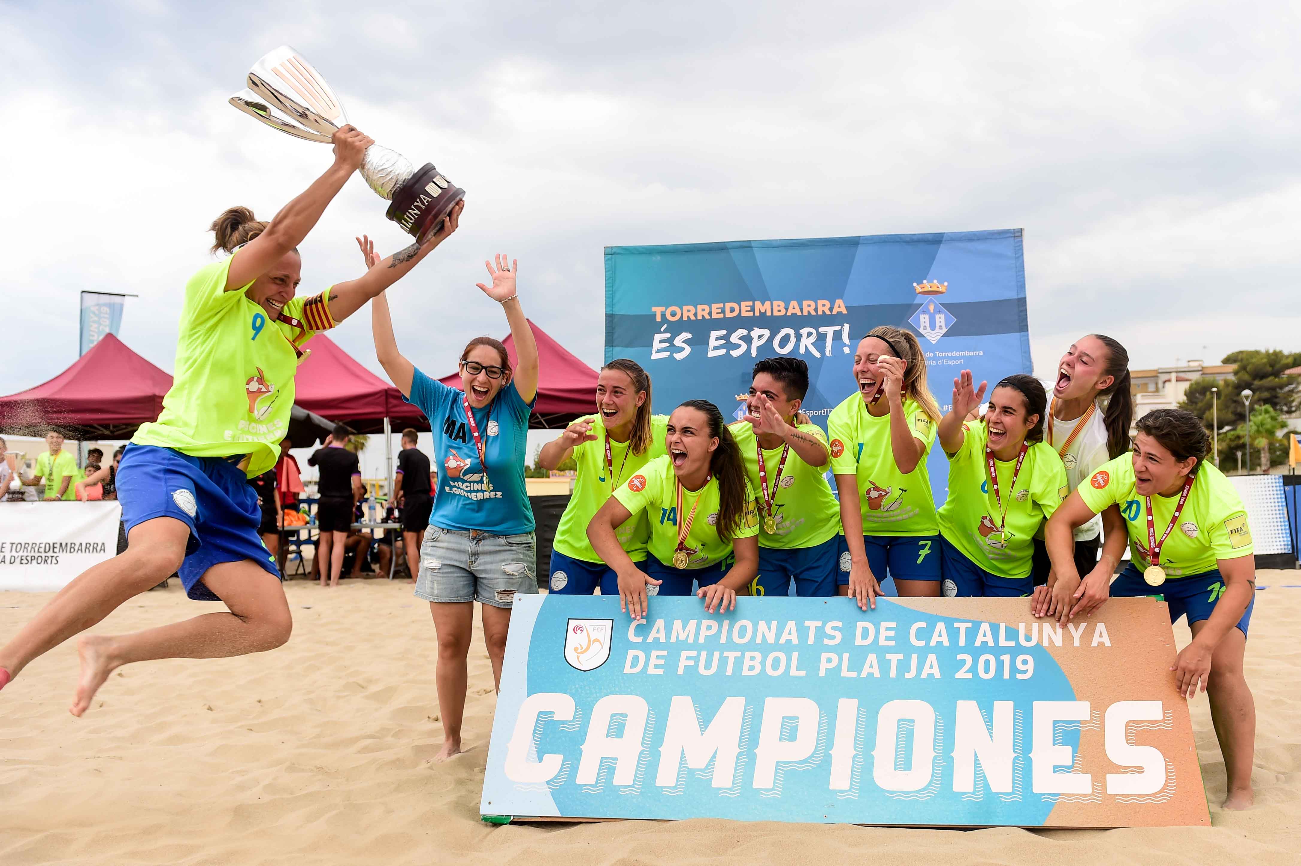 El Roses Platja aixeca el títol del Campionat de Catalunya Sènior femení enfront el Fundació Terrassa (1-2), en un emocionant partit amb pròrroga, a la platja de La Paella de Torredembarra.