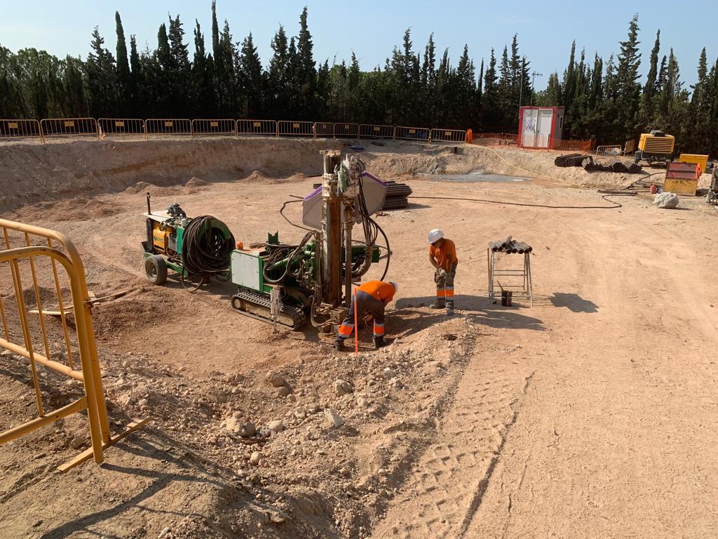 Foto de l'inici de les obres de de construcció d'un nou dipòsit d'aigua de 2000 metres cúbics a la zona de les Forques
