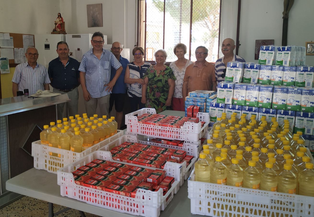Són aliments comprats amb els diners recaptats a les rifes solidàries que va organitzar per Sant Pere