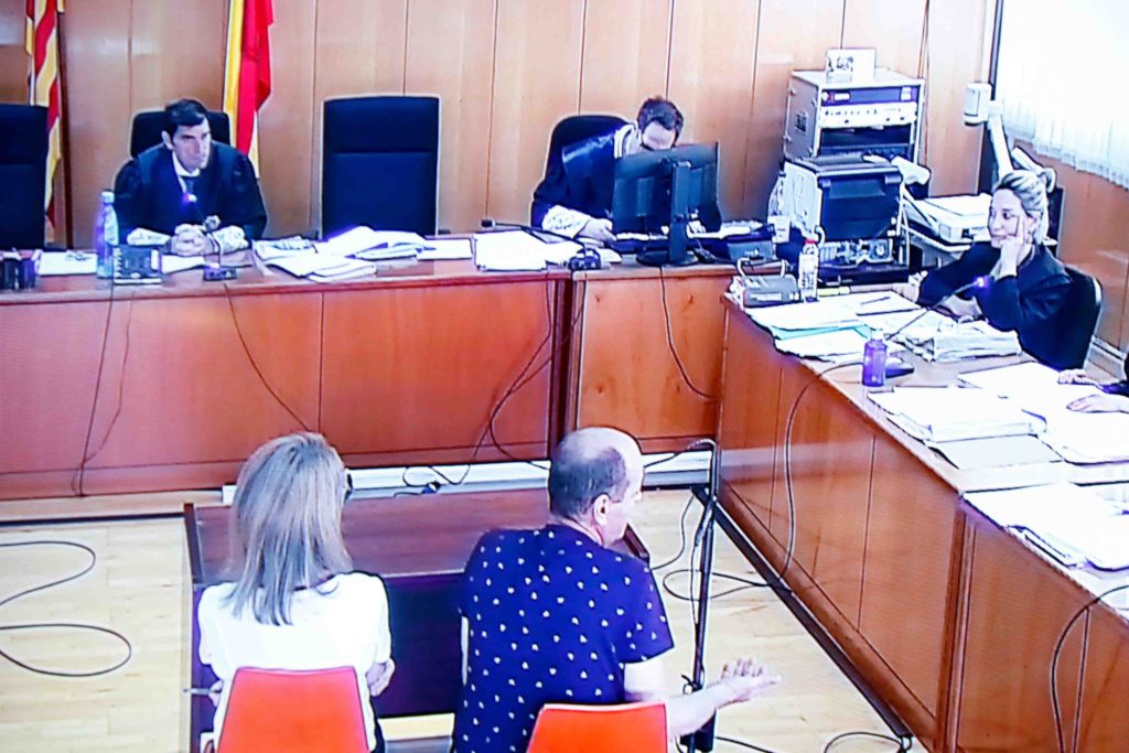 Moment en què l'acusat del crim de Riudecanyes declara, d'esquena, durant el judici a l'Audiència de Tarragona, amb la presència d'una traductora. 