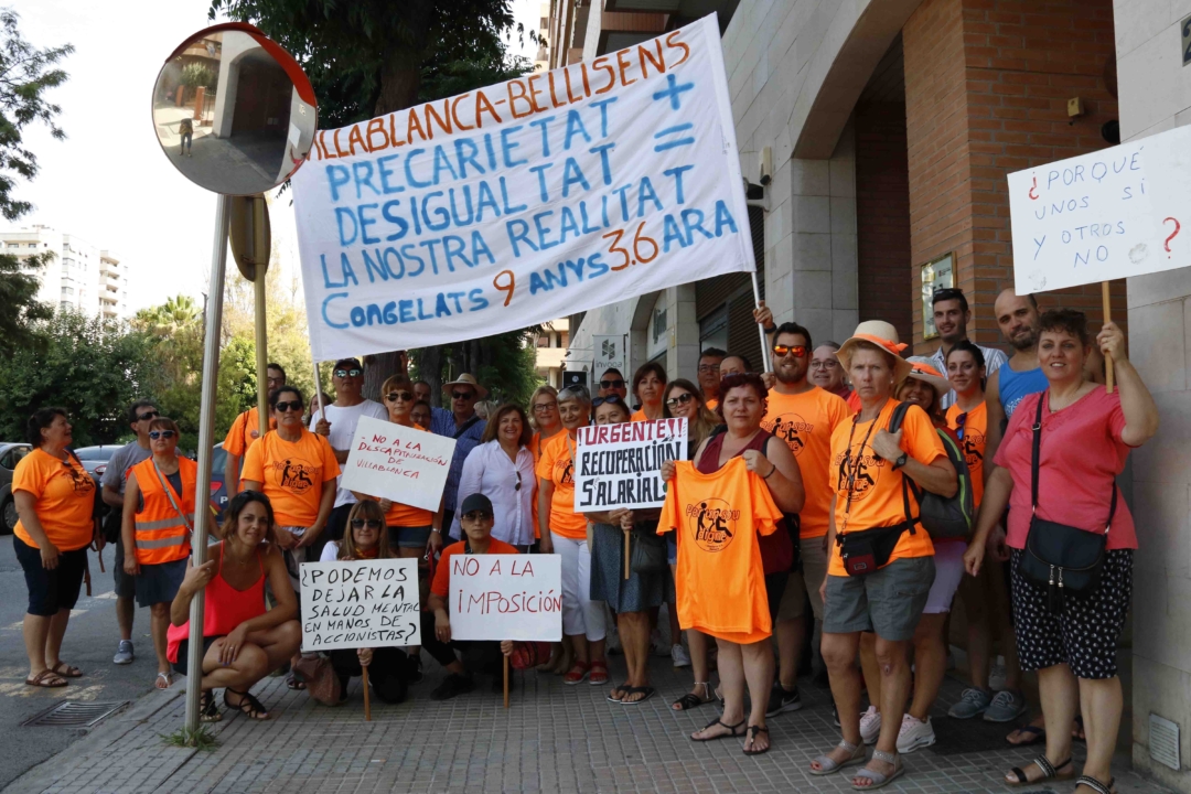 Foto d'una setantena de treballadors de Villablanca i Bellisens, centres pertanyents al Grup Pere Mata, concentrats amb pancartes davant l'oficina d'Inspecció Territorial de Treball a Tarragona.