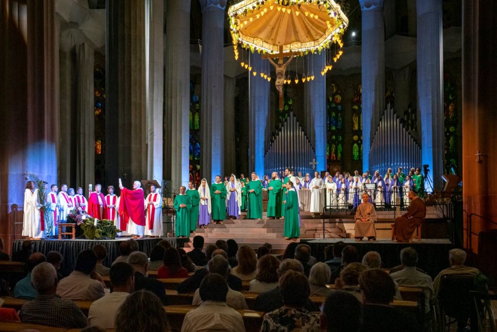 ElMisteri	de	la	Selva	tanca	la	celebració	de	les	seves	40	representacions	davant	de	més	 de	1.200	persones,	en	una	representació	única	a	la	Sagrada	Família