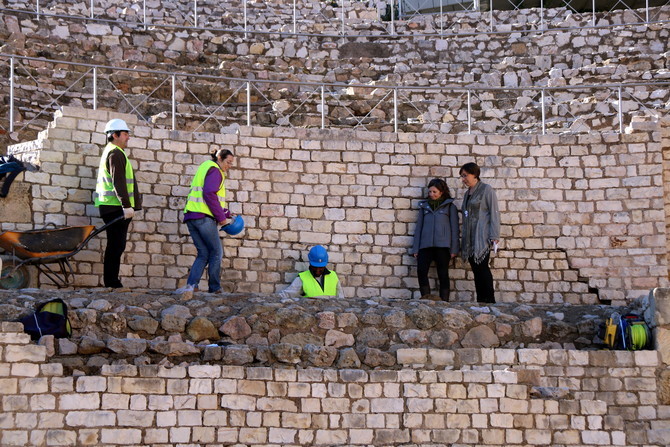 Foto de la regidora de Patrimoni, Begoña Floria, visitant els treballs que han començat a l'amfiteatre de Tarragona. 