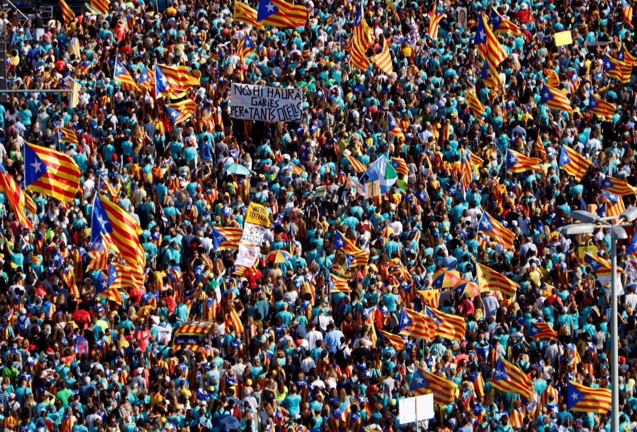 Foto de centenars de persones i banderes a la plaça d'Espanya
