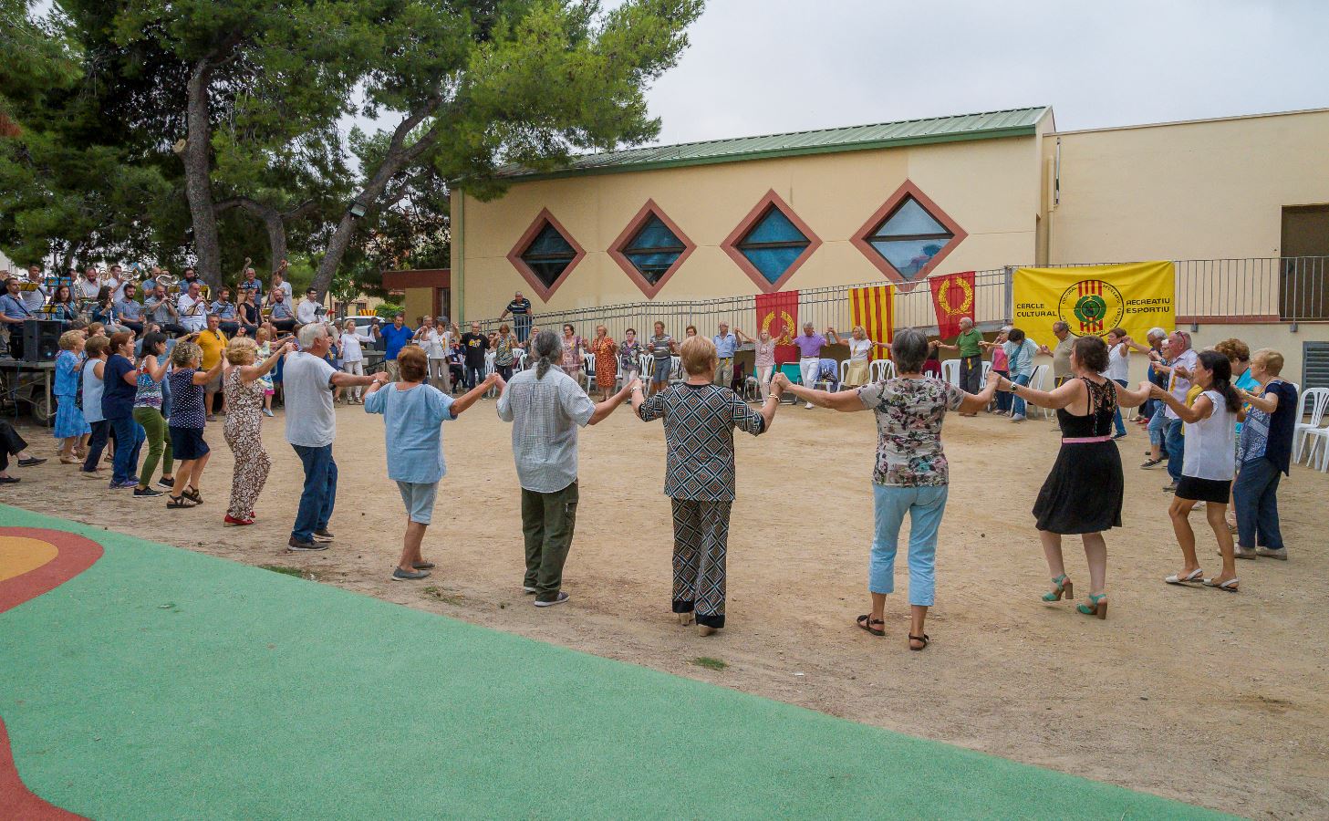 Centenars de sardanistes procedents de diferents poblacions i municipis del Camp de Tarragona van participar d’aquesta Trobada sardanista