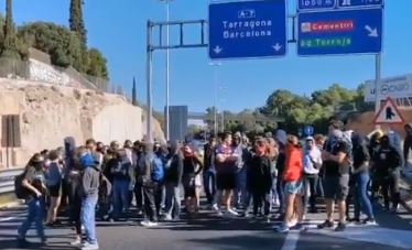 Unes 60 persones col·lapsen el trànsit a l'accés per l'avinguda de Catalunya durant 25 minuts