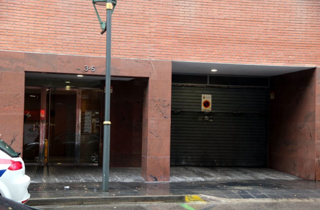 Foto de l'entrada a l'edifici del número 3-5 del carrer Felip Pedrell de Tarragona on vivia la víctima