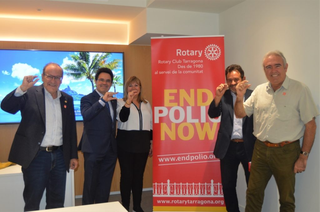 A la fotografia, apareixen d'esquerra a dreta: Juan Patau, Alejandro Romeo (president Rotary Club), Maria Esther Fernàndez, Joaquim Nolla (president Col·legi Farmacèutics) i Raül Font. 
