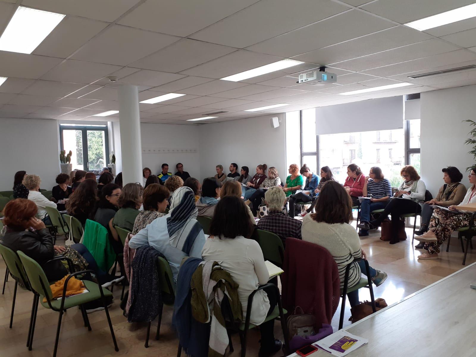 La regidora de Benestar Social, Montserrat Vilella, explica la necessitat d’aquesta nova trobada
