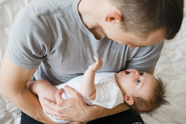 A partir de l'any vinent està previst que el permís de paternitat sigui de 12 setmanes i que d'aquí a dos anys ambdues prestacions –maternitat i paternitat- s'equiparin
