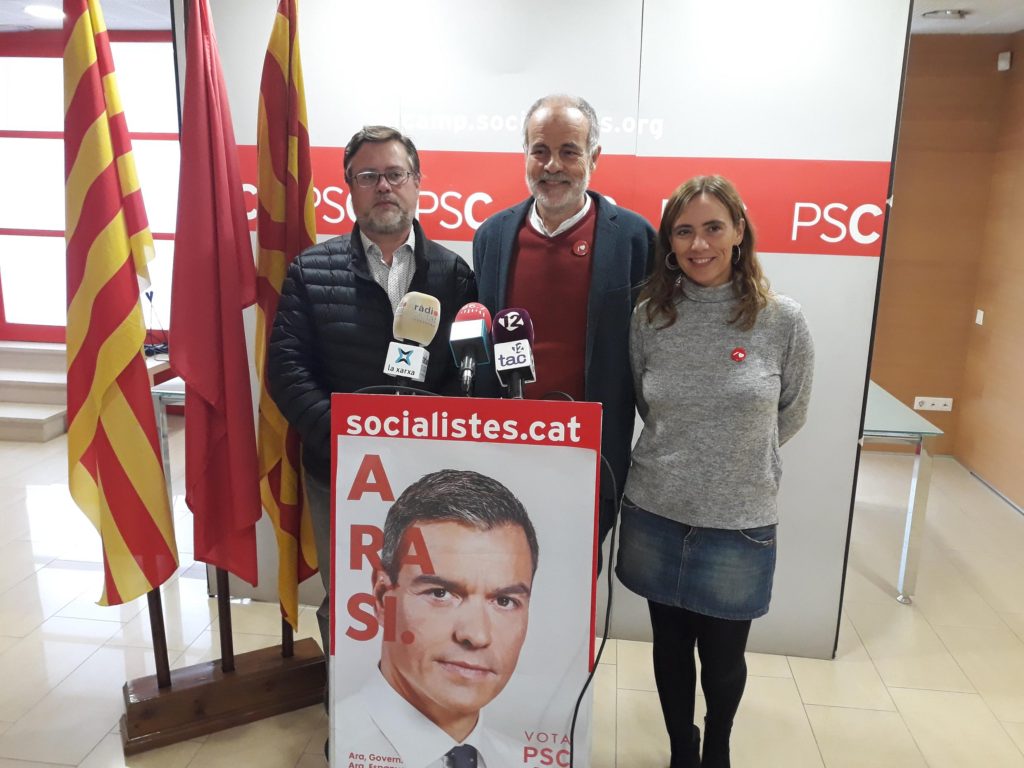 Fotografia amb candidats socialistes al Congrés i al Senat per Tarragona (d'esquerra a dreta, Santi Castella, Joan Ruiz i Sandra Guaita)