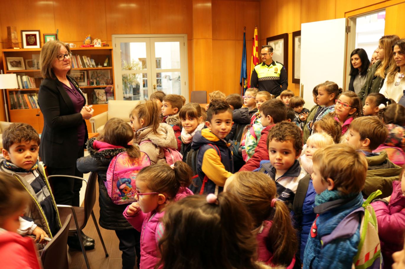 L'alcaldessa ha rebut als nens i nenes al seu despatx i ha respost les seves preguntes