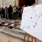 Tarragona rebutja la violència masclista deixant sabates davant l’Ajuntament per recordar les dones assassinades