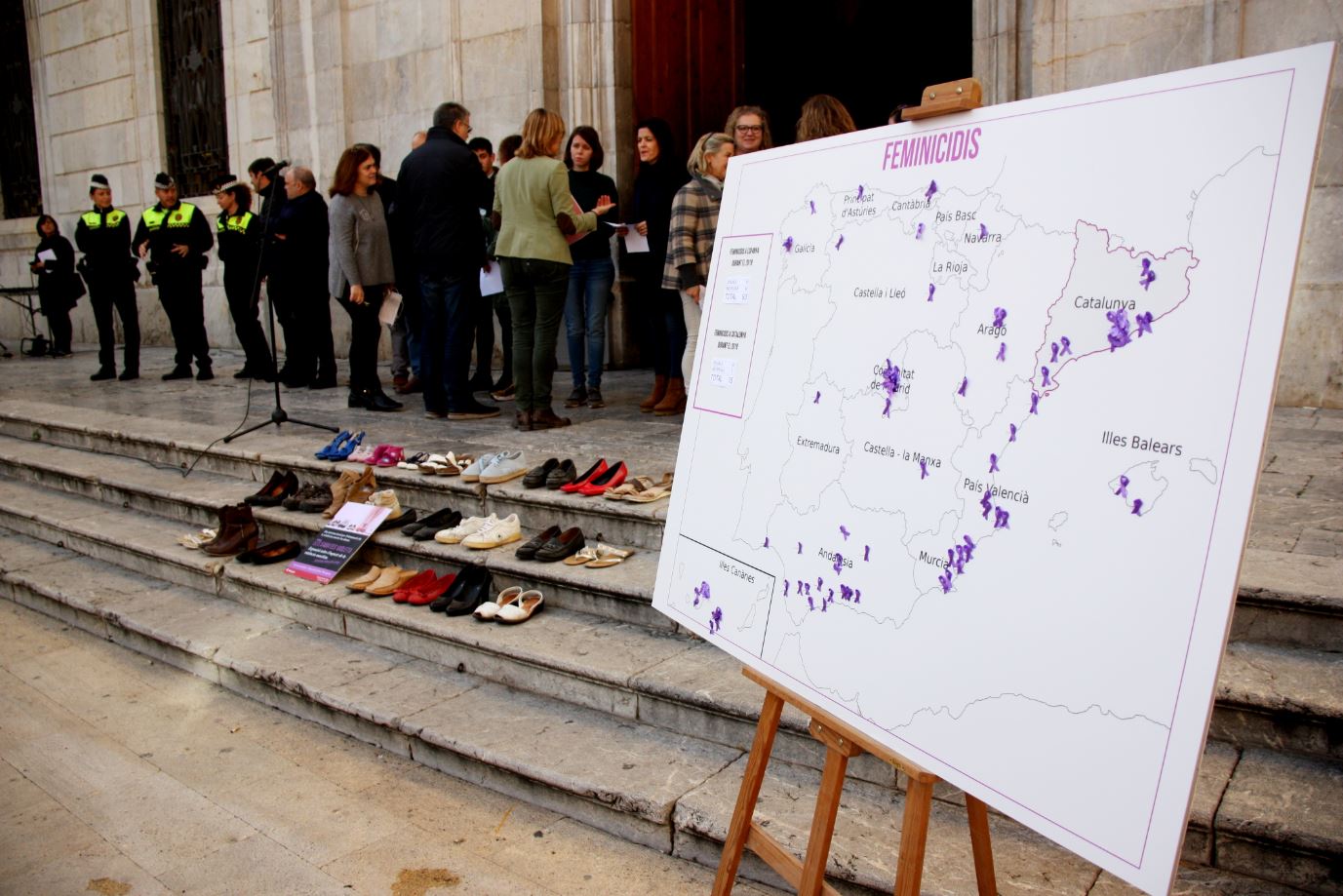 Conselleres de l'Ajuntament llegeixen un manifest i s'exhibeix un mapa amb llaços per mostrar els feminicidis del 2019