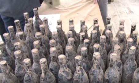 Centenars de persones visiten l'espai per adquirir les ampolles de vi que es van poder recuperar del fang