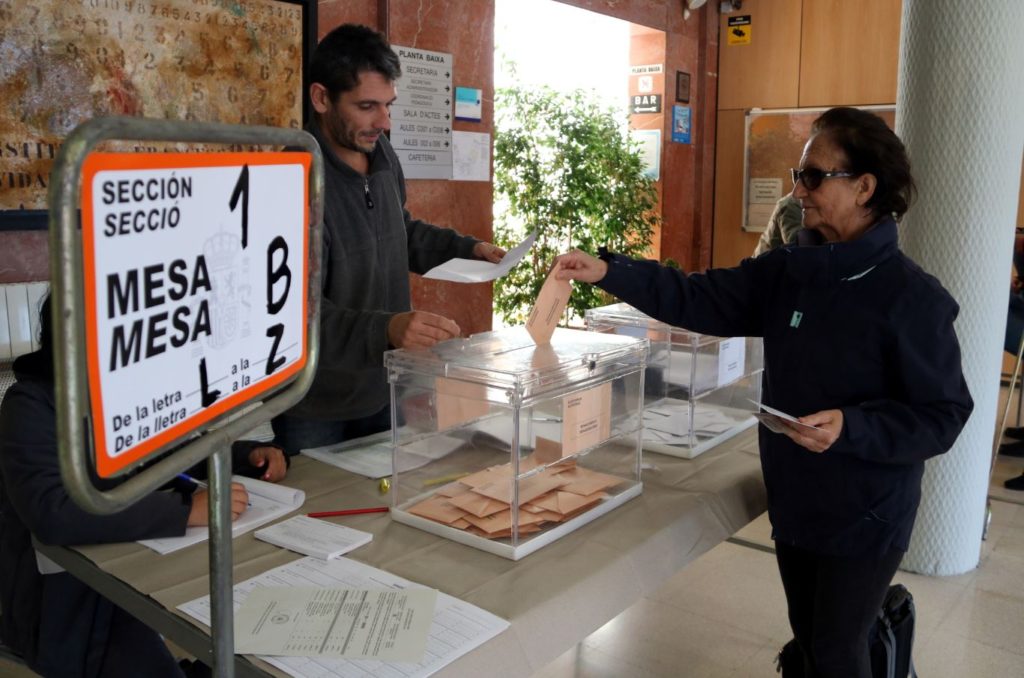 Foto d'una votant a les urnes