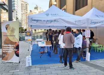 En el marc del Dia Mundial sense Alcohol, el COFT ha instal·lat una carpa a Tarragona per conscienciar els ciutadans sobre el consum de l’alcohol i els riscos que comporta