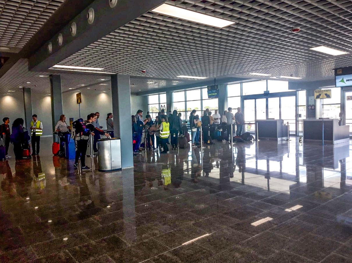 Passatgers a la nova zona d'embarcament de l'Aeroport de Reus