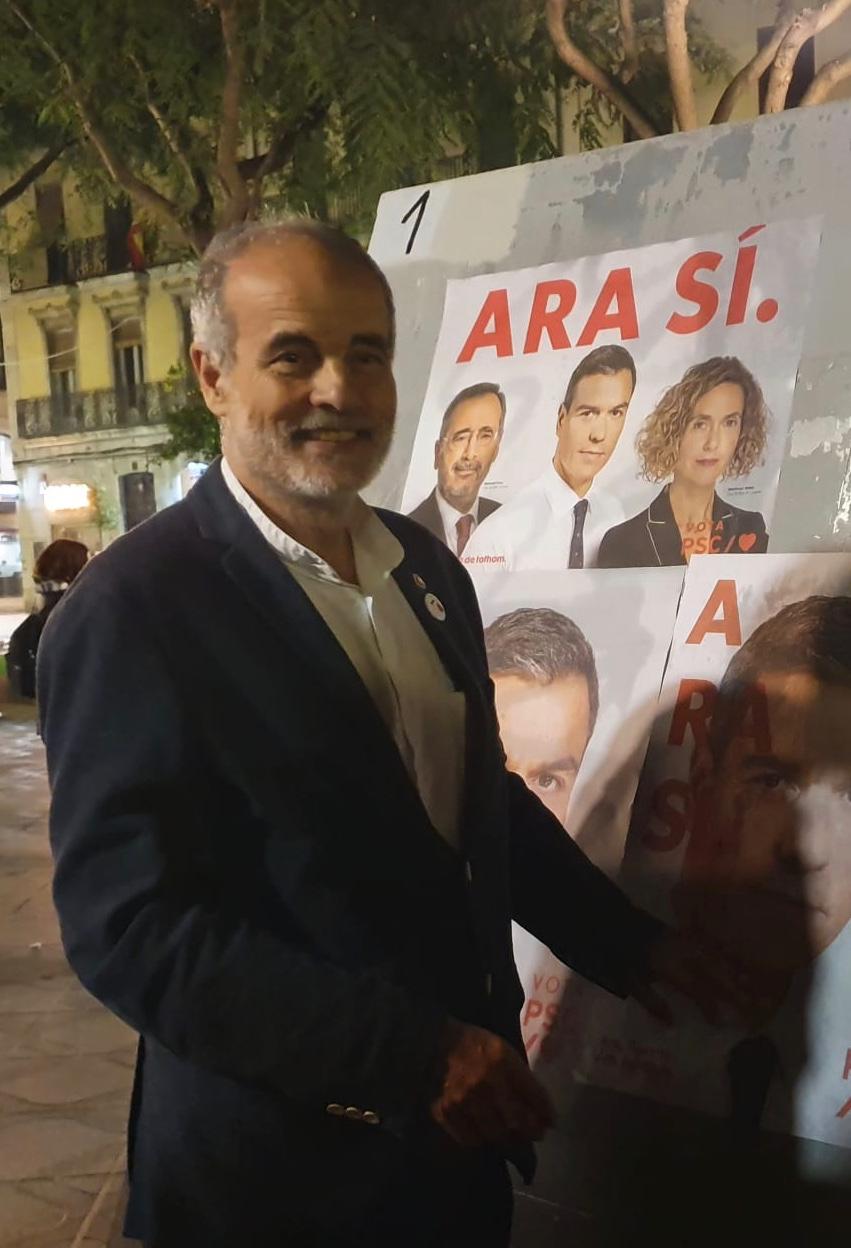 Fotografia de Joan Ruiz enganxant el primer cartell electoral