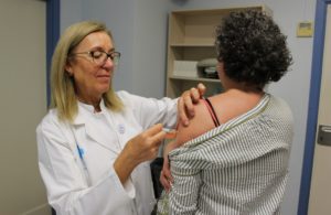 Els professionals sanitaris, en les èpoques d’epidèmia de grip, si no es vacunen, tenen una probabilitat molt més alta d'emmalaltir.