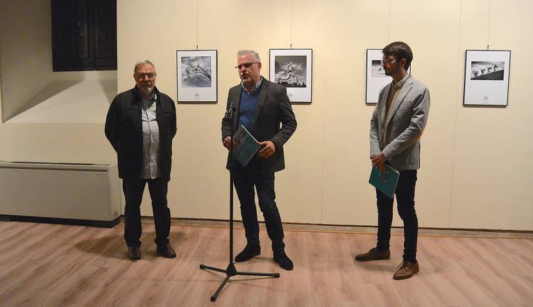 L’acte, celebrat ahir al vespre, va comptar amb l’assistència del regidor de l’àrea de Serveis Culturals, Xavier Montalà; i del comissari de l’exposició, Josep M. Casanoves Dolcet